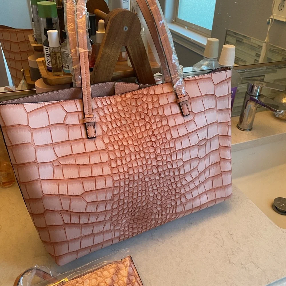 De Vesti Blush Croc-Embossed Tote and Pouch Set - Picture 2 of 7